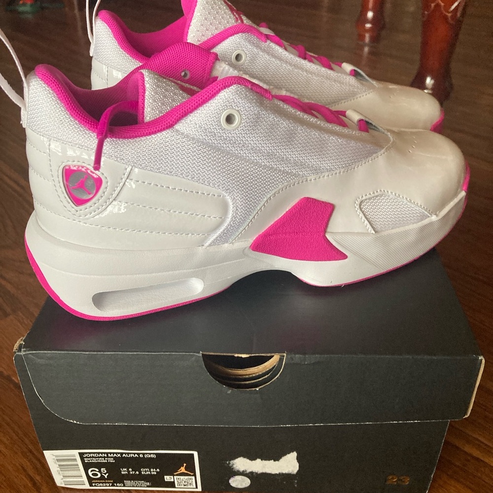 🆕🔥Jordan Max Aura 6White/Pink 6.5Y/Womens 8 - Picture 2 of 11